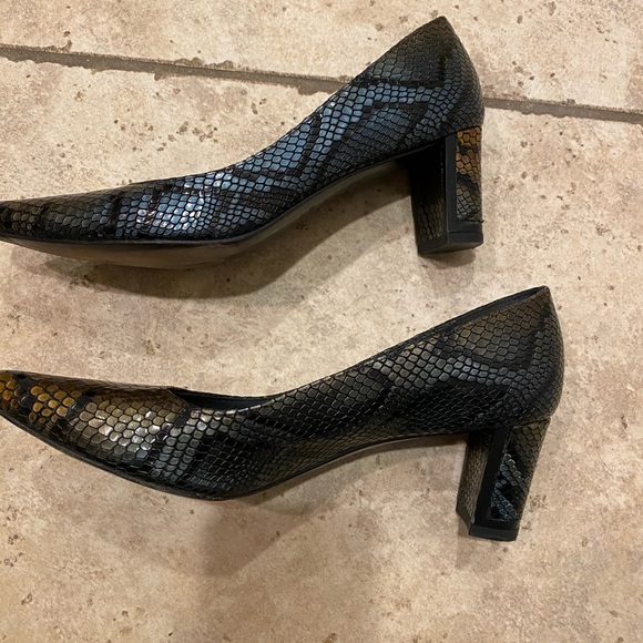 Sale!  BOGO Stuart Weitzman Metallic Snakeskin Pumps Size 7 EUC - Picture 3 of 5